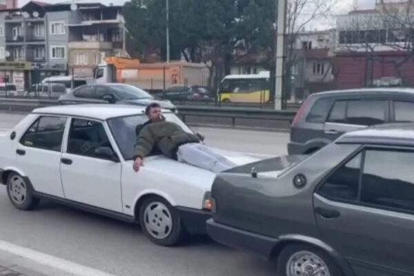 Otomobil Kaputunda Tehlikeli Yolculuk