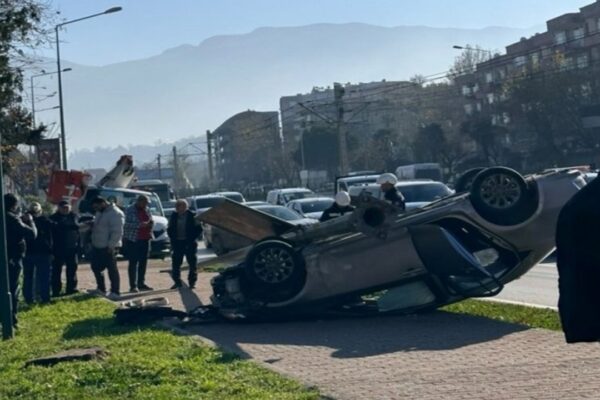 Otomobil Kontrolden Çıkarak Devrildi