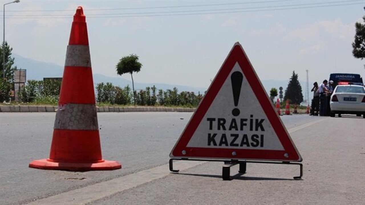 otomobil maden suyu yüklü tıra Çarptı