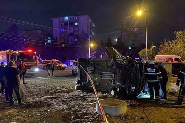 Otomobil, Motosiklet ve Park Halindeki Araca Çarptı