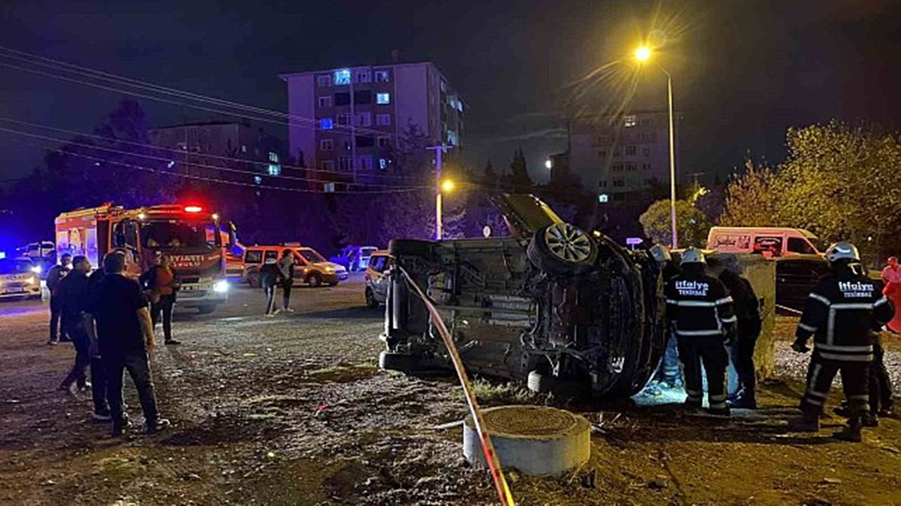 otomobil motosiklet ve park halindeki araca Çarptı