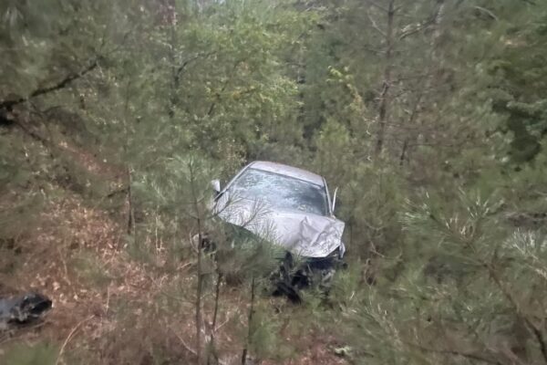 Otomobil Uçuruma Yuvarlandı 3 Kişi Yaralandı