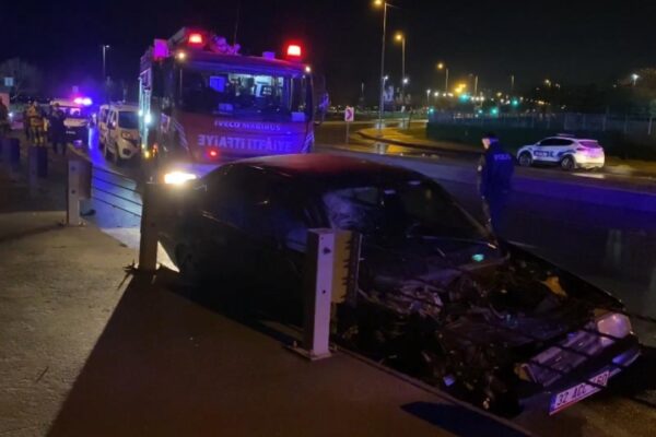 Otomobilin Bariyere Çarpması Sonucu 4 Kişi Yaralandı