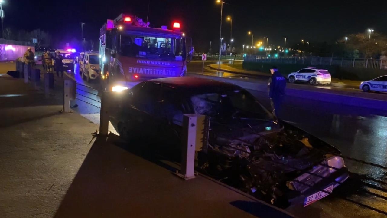 otomobilin bariyere Çarpması sonucu 4 kişi yaralandı