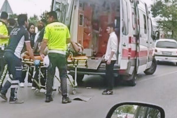 Otomobilin Çarptığı Motosiklet Sürücüsü Yaralandı