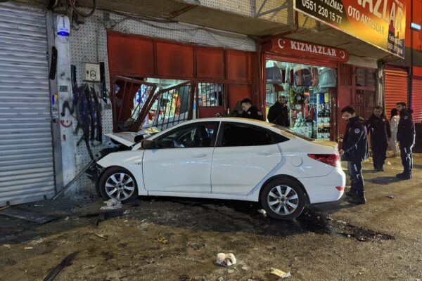 Otomobilin İş Yerinin Kepeneklerine Çarpması Sonucu 3 Kişi Yaralandı