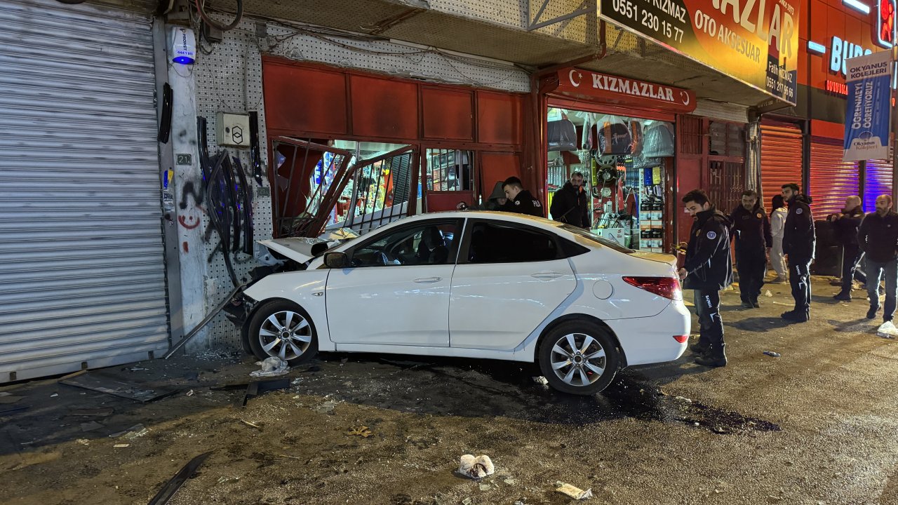 otomobilin İş yerinin kepeneklerine Çarpması sonucu 3 kişi yaralandı