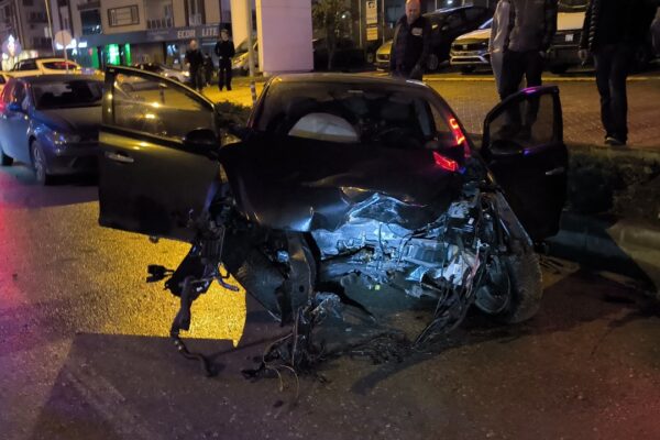Otomobiliyle Ağaca Çarpan Sürücü Yaralandı