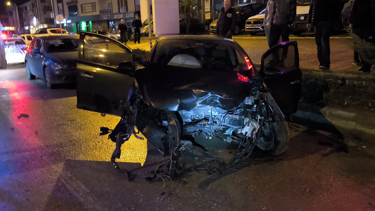 otomobiliyle ağaca Çarpan sürücü yaralandı