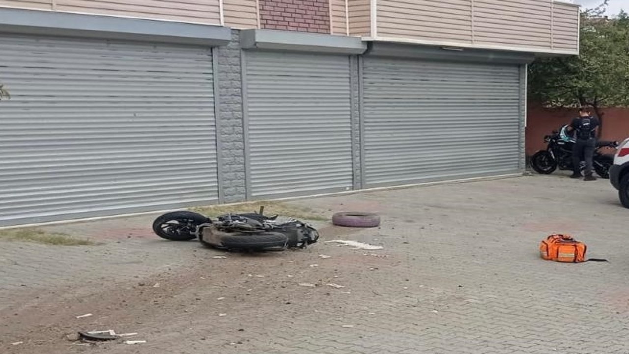 otomobille Çarpışan motosiklet sürücüsü hayatını kaybetti