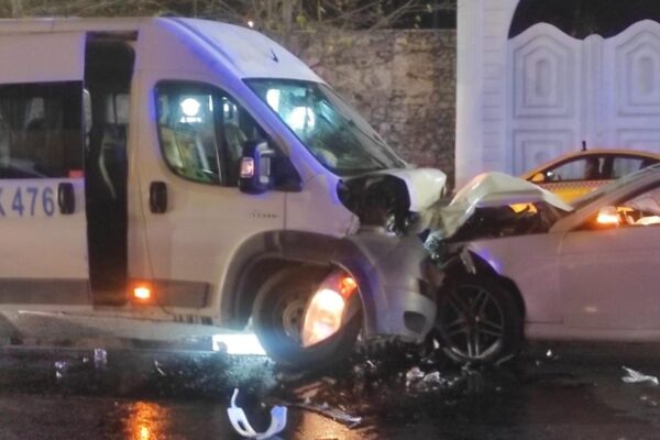 Otomobille Servis Aracı Çarpıştı: 9 Yaralı