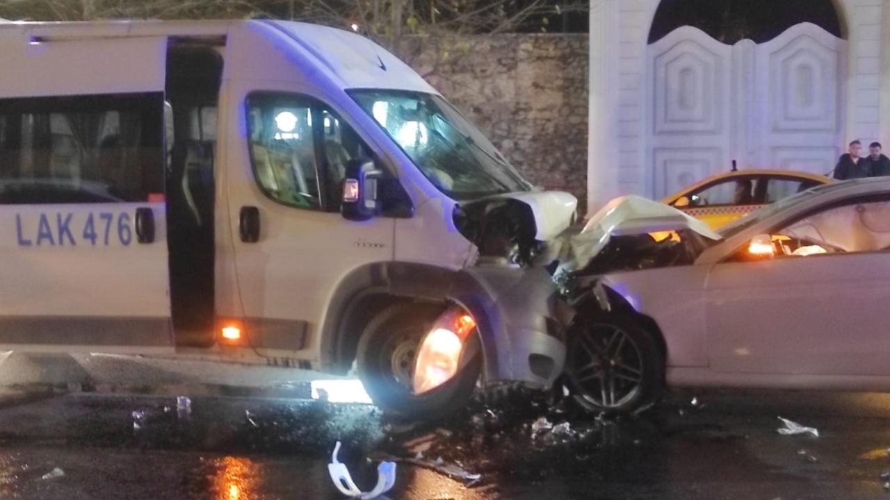 otomobille servis aracı Çarpıştı 9 yaralı