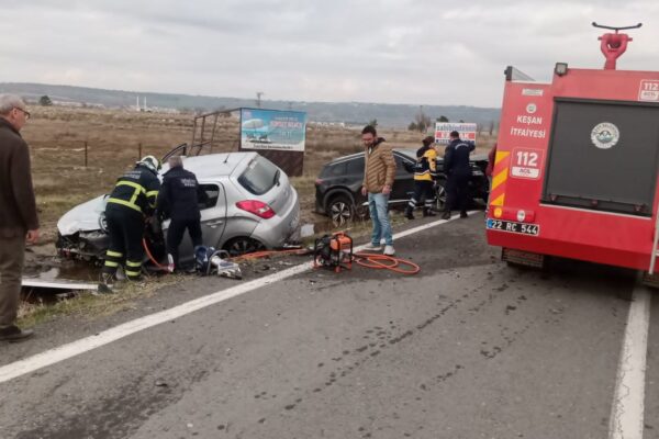Otomobiller Çarpıştı, İki Kişi Öldü