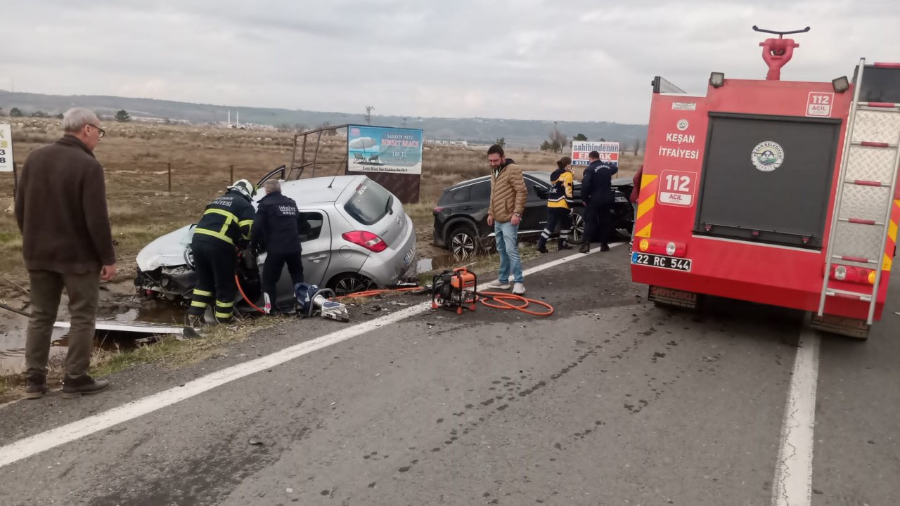 otomobiller Çarpıştı İki kişi Öldü