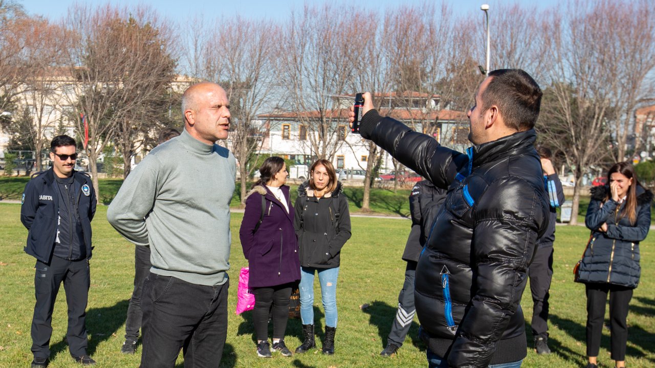 Özel güvenlik personeli biber gazını kendilerinde test etti