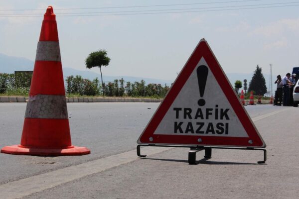 Özel Halk Otobüsü Park Halindeki Araçlara Çarptı