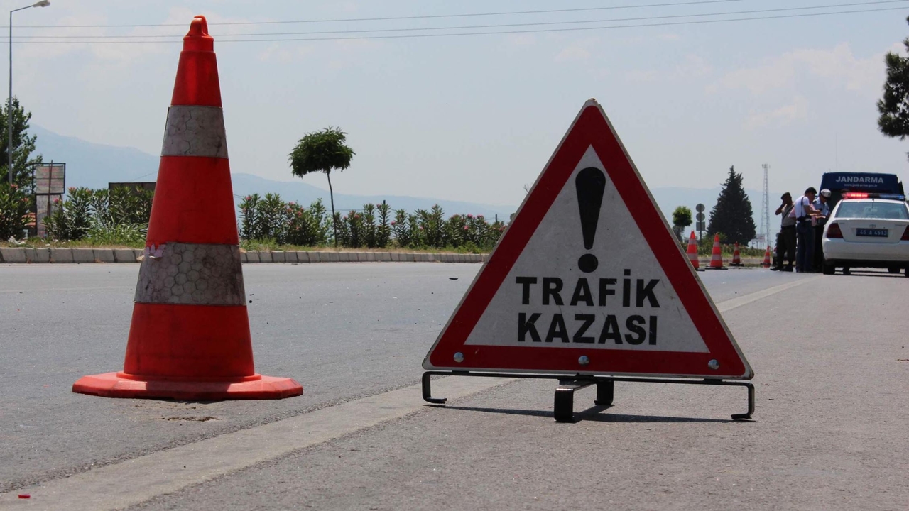 Özel halk otobüsü park halindeki araçlara Çarptı
