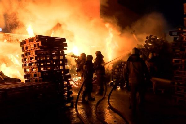 Palet İmalathanesinde Çıkan Yangın Söndürüldü