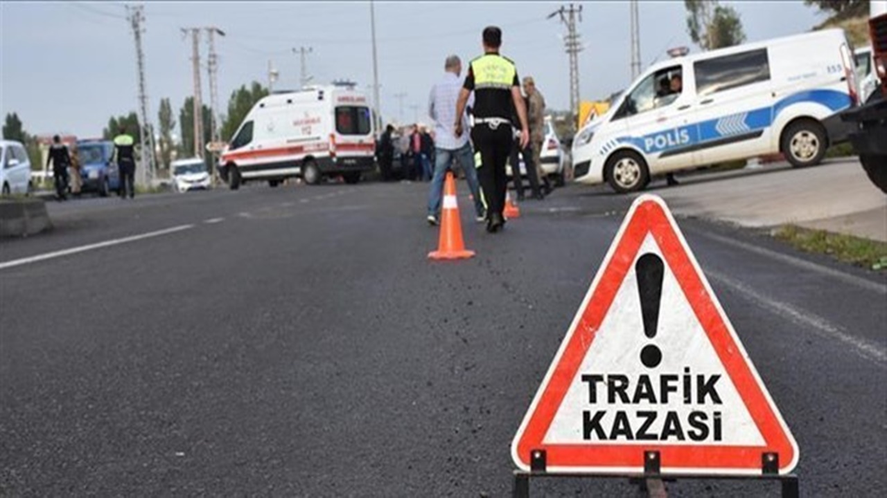 panelvan İle otomobil kazası 1 Ölü 2 yaralı