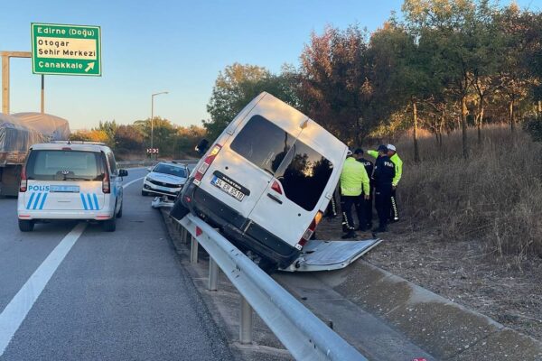 Panelvan Kaza Yaptı 10 Düzensiz Göçmen Yakalandı