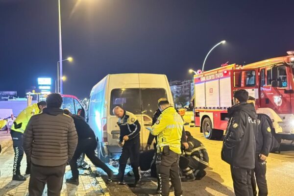 Panelvanın Altına Sıkışan Motosiklet Sürücüsü Yaralandı