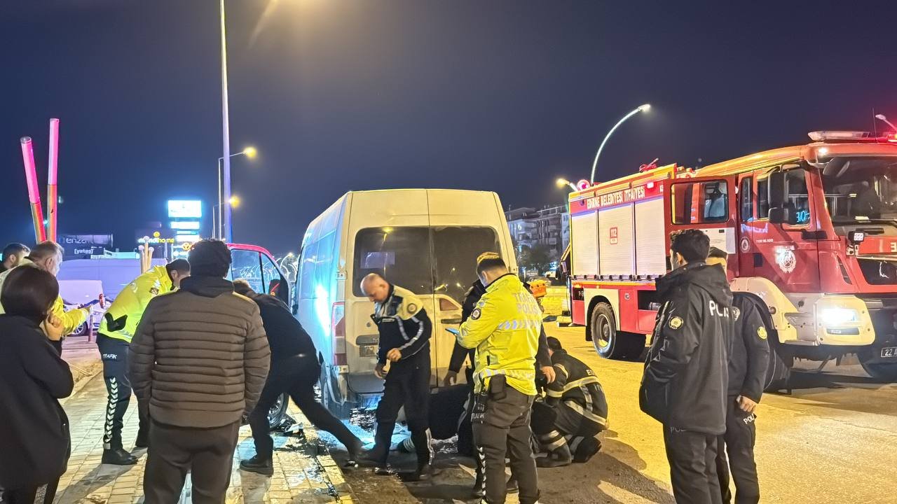panelvanın altına sıkışan motosiklet sürücüsü yaralandı