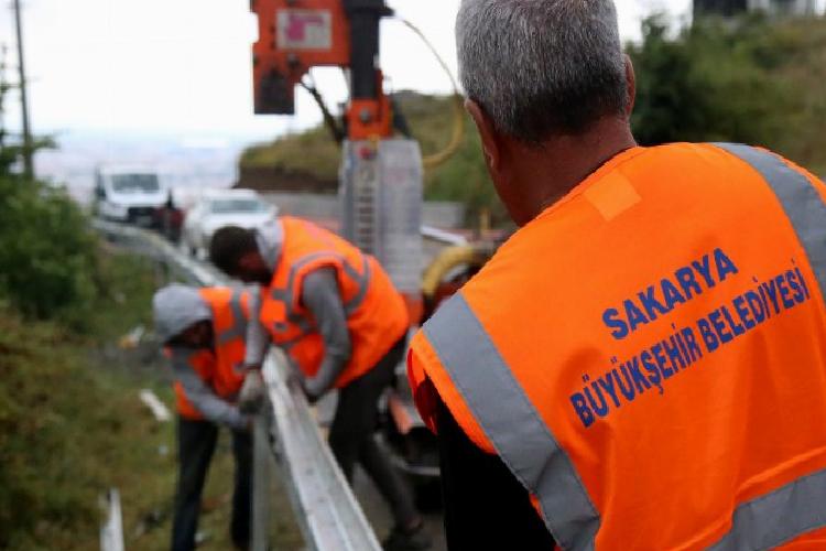 paraşüt tepeye giden yolda artık çelik bariyer var