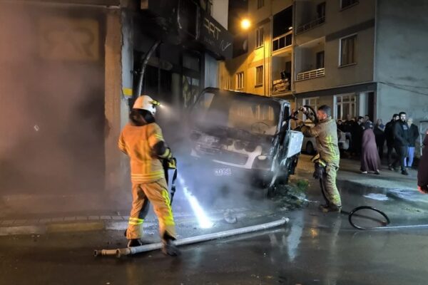 Park Halindeki Kamyonette Yangın Çıktı