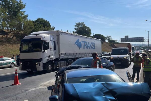 Pendik’te 4 Otomobil Zincirleme Kazaya Neden Oldu! 2 Kişi Yaralandı