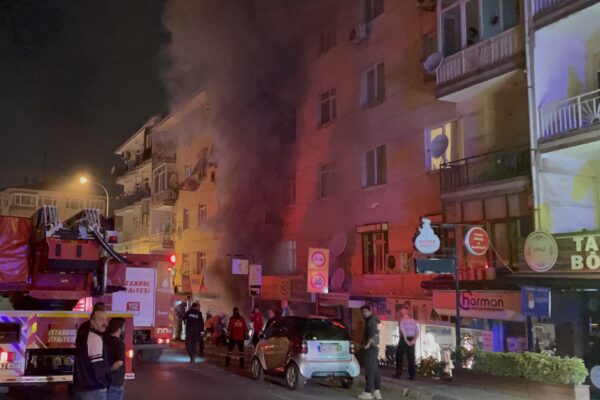 Petshopta Çıkan Yangında Muhabbet Kuşları Can Verdi