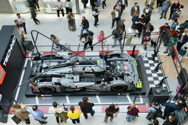 Peugeot 9X8 Hibrit Hypercar LEGO Parçalarıyla Birebir Yapıldı
