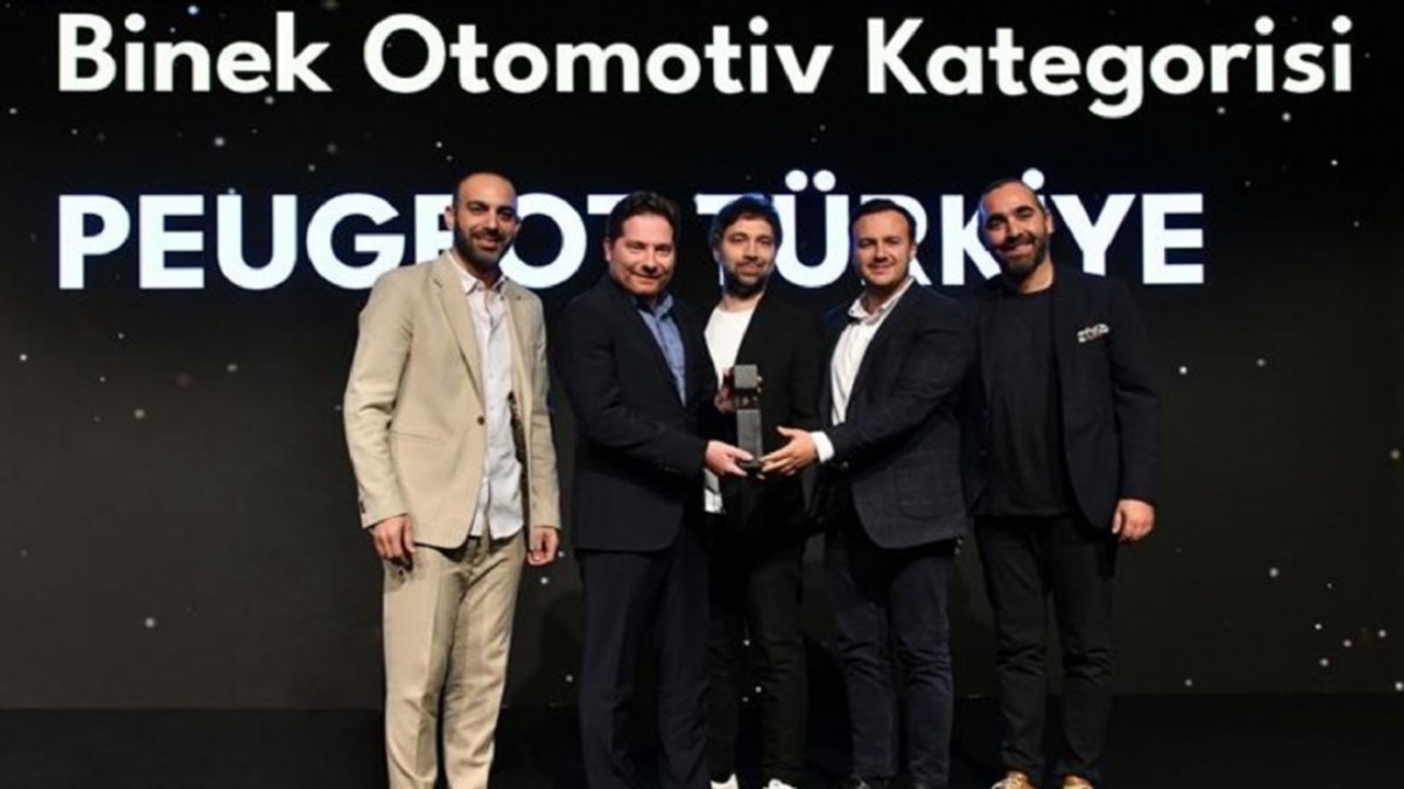 peugeot türkiye 2023 yılının binek otomobil markası Ödülü kazandı