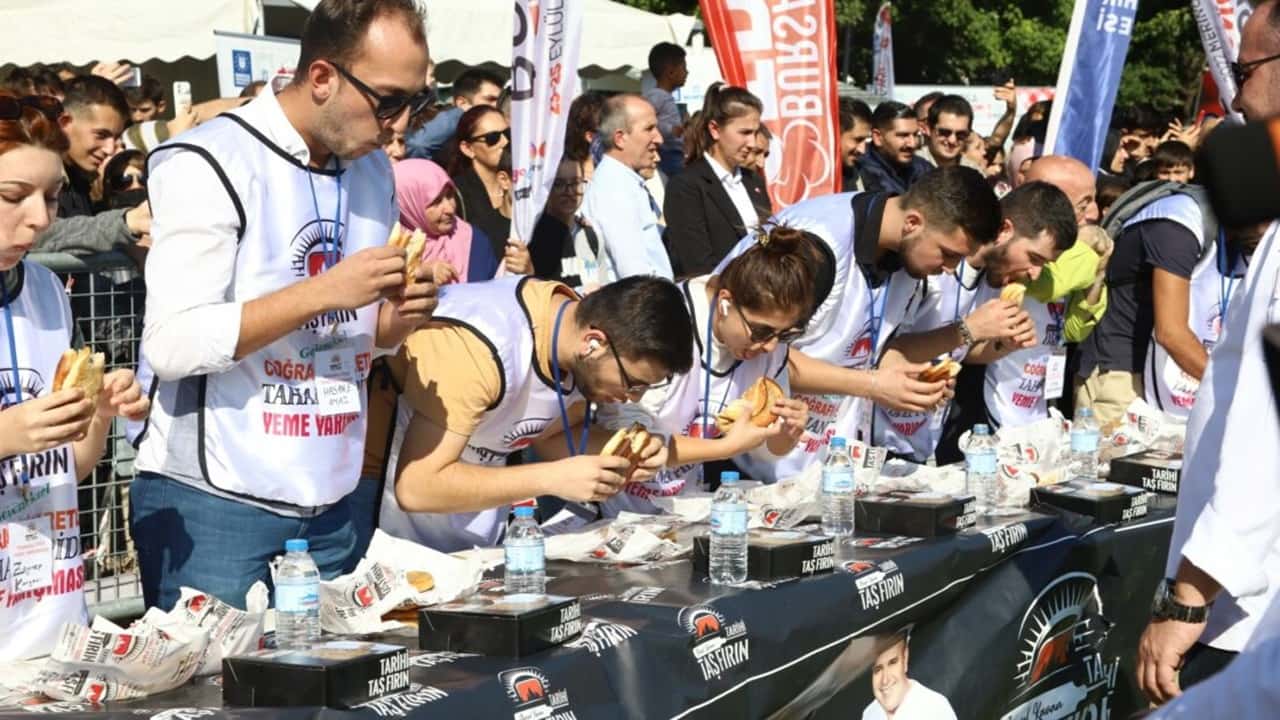 pide yeme yarışması düzenlenen bursa İkinci gastronomi festivali renkli anlara sahne oldu