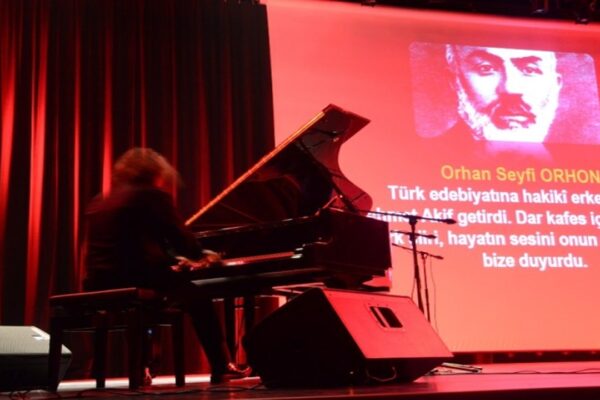 Piyanist Tuluyhan Uğurlu Mehmet Akif Ersoy’u Müzikle Anlatıyor
