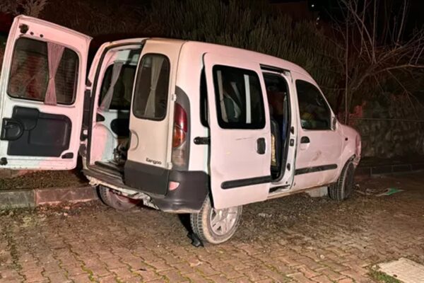 Polisin ‘Dur’ İhtarına Uymayan Araçtaki Zanlılar Yakalandı