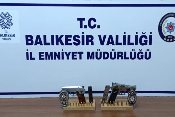 Polisten Kaçan 2 Şüpheli Mezar Taşının İçinde Yakalandı