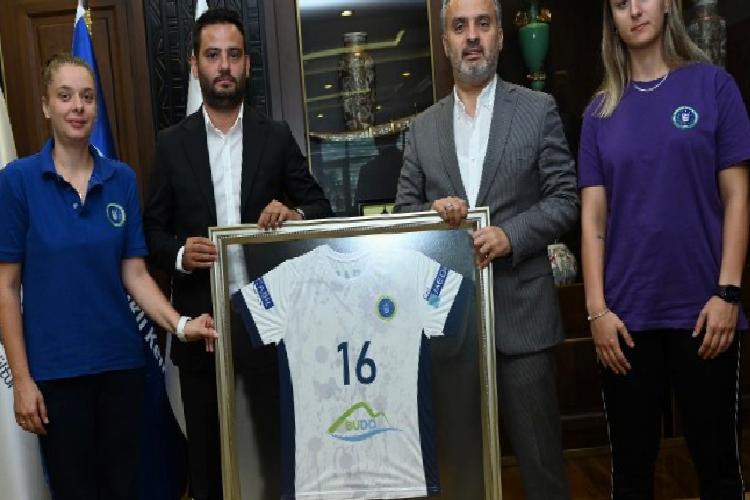 poyrazın kızlarından dönem öncesi lider aktaşa nezaket