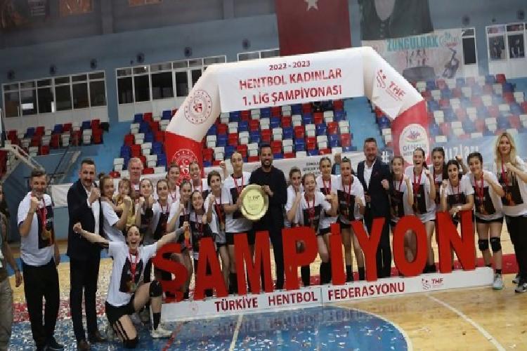poyrazın kızlarının birinci rakibi anadolu Üniversitesi