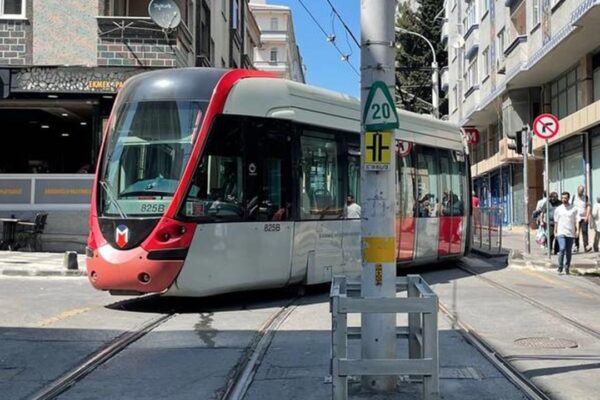 Raydan Çıkan Tramvayın Yerine Konulmasıyla Seferler Başladı