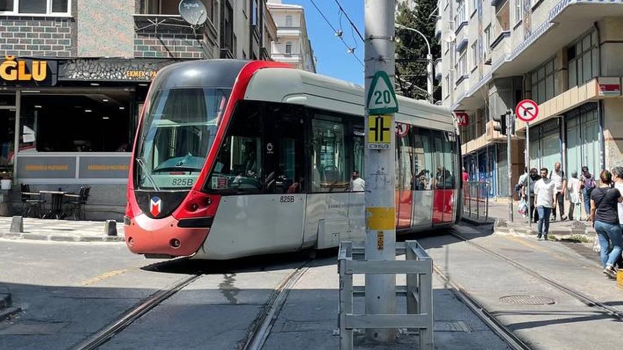 raydan Çıkan tramvayın yerine konulmasıyla seferler başladı