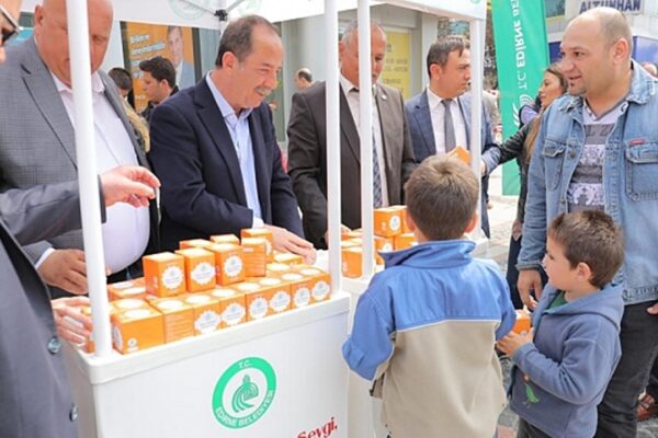 Recep Gürkan Kandil Simidi Dağıttı