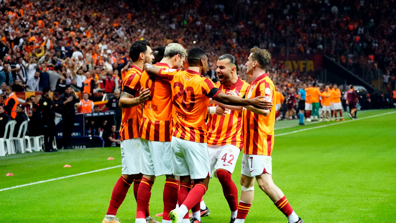 adi-aslan-isi-destan-galatasaray-alman-devi-bayern-munihi-yenerek-grupta-avantaji-eline-gecirmek-istiyor-kihg.jpg