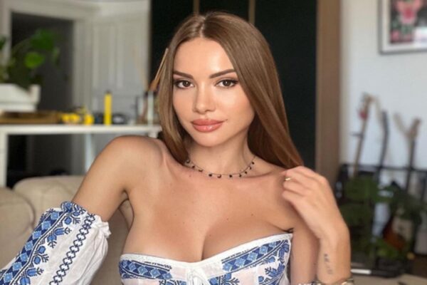 Romanyalı Şarkıcı Otilia Evlendi!