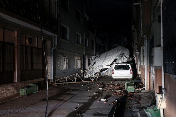 Rüzgar Nedeniyle Uçan Binanın Çatısı Güvenlik Kamerasında