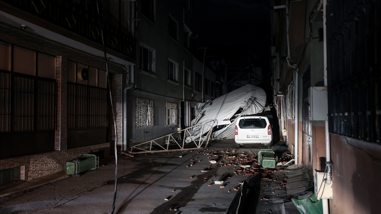 rüzgar nedeniyle uçan binanın Çatısı güvenlik kamerasında