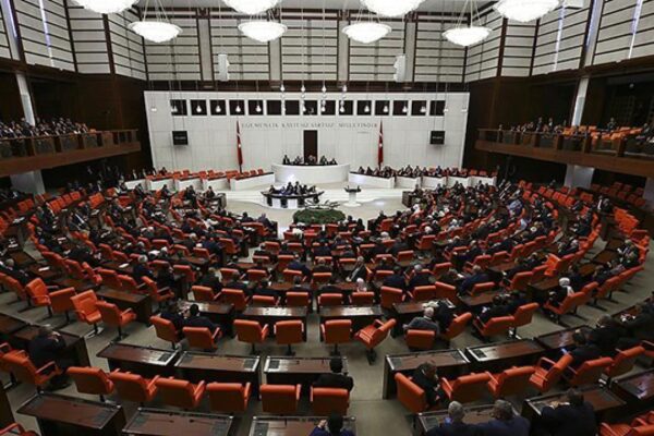 Saadet Partisi Grubundan TBMM’de Oturma Düzeni Protestosu