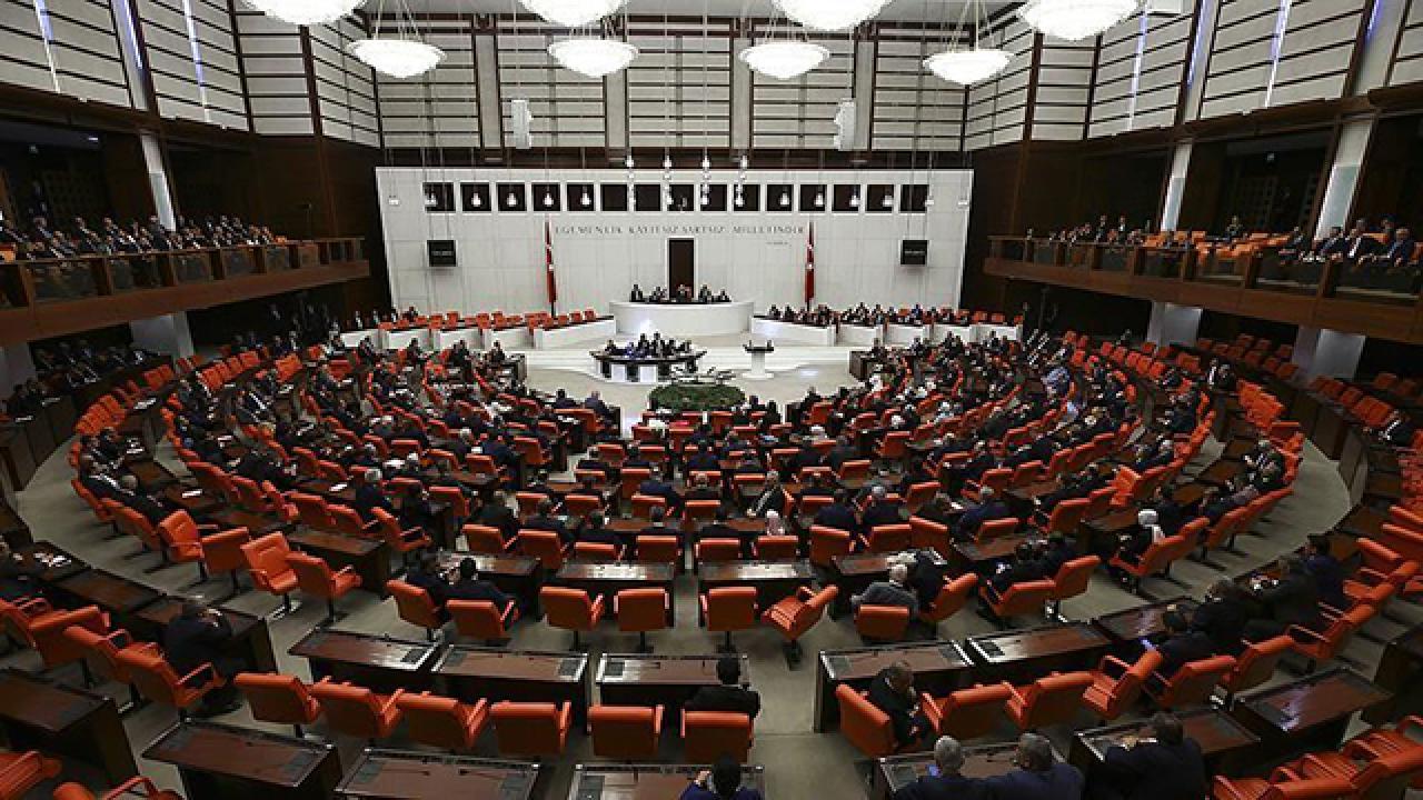 saadet partisi grubundan tbmmde oturma düzeni protestosu