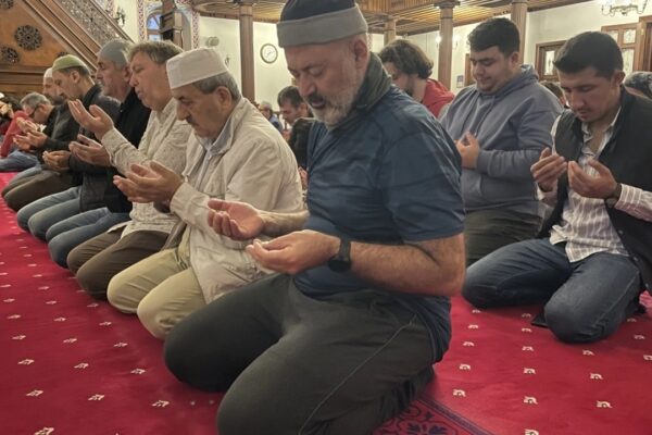Sabah Namazı Sonrası Filistinliler İçin Dua Edildi