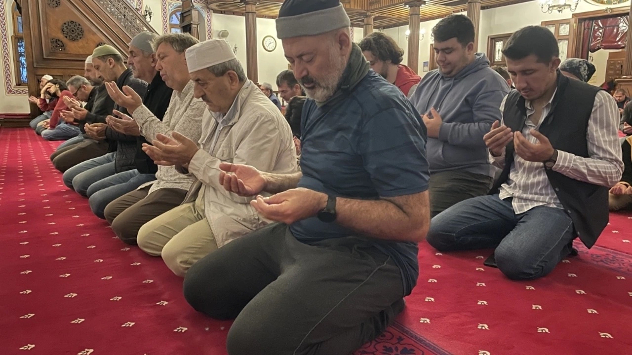 sabah namazı sonrası filistinliler İçin dua edildi