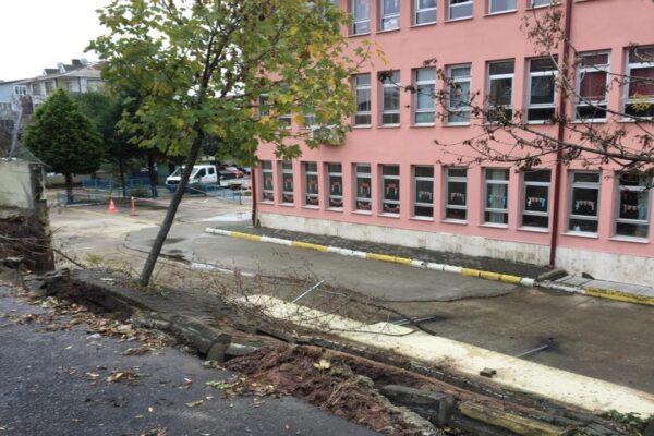 Sağanak Nedeniyle Okulun İstinat Duvarı Çöktü